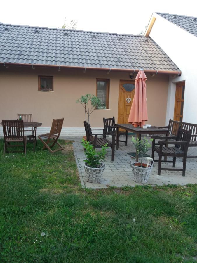 Appartement Gyöngy Vendégház à Szekszárd Extérieur photo